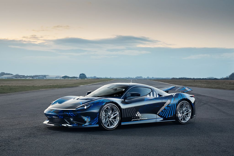 Mẫu siêu xe điện Pininfarina Battista hiện đang được phát triển với sự giúp đỡ của cựu tay đua F1 Nick Heidfeld, người cũng sẽ hỗ trợ khách hàng trong việc làm quen với một chiếc siêu xe chạy điện thế hệ mới. Quá trình phát triển được chỉ đạo bởi Rene Wollmann, người từng có kinh nghiệm với những chiếc xe như Mercedes SLS AMG Electric Drive hay gần đây nhất là mẫu siêu xe Mercedes AMG One sắp ra mắt.