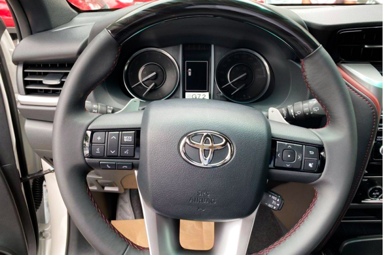 Trong khi nội thất của xe được bọc ghế Da đen-đỏ (thiết kế thể thao), ghế lái và ghế phụ chỉnh điện 8 hướng, điều hoà 2 giàn lạnh tự động. Hệ thống giải trí trên xe sử dụng đầu DVD cảm ứng 8 inch, 6 loa, AUX/USB/Bluetooth, được tích hợp kết nối Apple Car Play/Android Auto. Vô lăng có lẫy chuyển số.