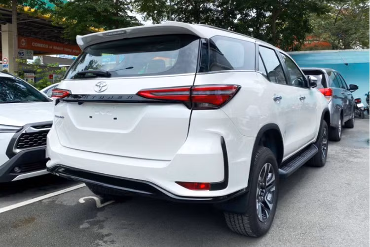 Chính vì thế, Fortuner 2021 nói chung hay phiên bản Fortuner 2.4L Legender chắc chắn sẽ gây “khó dễ” cho các đối thủ trong phân khúc SUV 7 chỗ cỡ trung tại thị trường Việt.