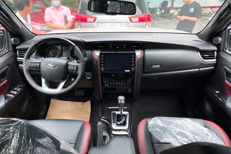 Ngoại thất Fortuner 2.4L Legender được trang bị khá hiện đại trong danh mục các phiên bản của dòng xe Fortuner 2021 bao gồm: Đèn pha LED, “dàn chân” lắp mâm đúc 18 inch (265/60R18) thiết kế giống mâm phiên bản Legender 2.8 4x4 AT.