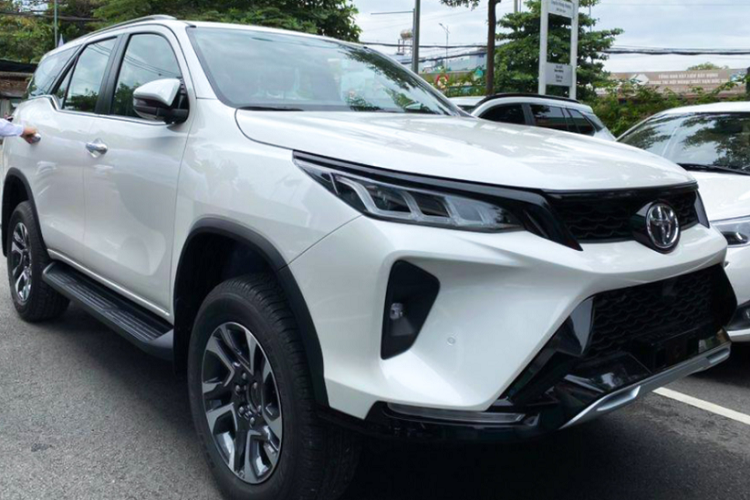 Đặc biệt hơn, phiên bản này là một trong hai phiên bản của Fortuner 2021 có gói trang bị ngoại, nội thất mang hơi hướng thể thao – Legender bắt mắt. Trên thực tế, 2.4L Legender chính là phiên bản được nhiều khách hàng Việt chờ đợi nhất, vì nó có giá bán dễ tiếp cận hơn nhiều so với phiên bản full “đồ chơi” Fortuner 2.8L Legender 4x4 AT có giá bán lên đến 1,426 tỷ đồng. Hiện tại, Fortuner 2.4L Legender 2021 mới đang khá khan hàng nhất là các đại lý ở khu vực phía Nam. Một số khách hàng đặt hàng phải chờ đợi đến tháng 11 - 12 mới có xe.