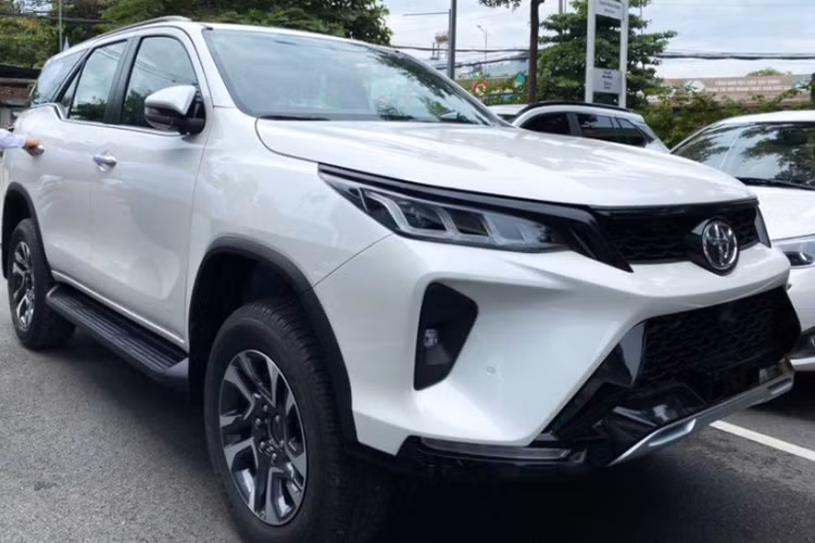 Đặc biệt hơn, phiên bản này là một trong hai phiên bản của Fortuner 2021 có gói trang bị ngoại, nội thất mang hơi hướng thể thao – Legender bắt mắt. Trên thực tế, 2.4L Legender chính là phiên bản được nhiều khách hàng Việt chờ đợi nhất, vì nó có giá bán dễ tiếp cận hơn nhiều so với phiên bản full “đồ chơi” Fortuner 2.8L Legender 4x4 AT có giá bán lên đến 1,426 tỷ đồng. Hiện tại, Fortuner 2.4L Legender 2021 mới đang khá khan hàng nhất là các đại lý ở khu vực phía Nam. Một số khách hàng đặt hàng phải chờ đợi đến tháng 11 - 12 mới có xe.