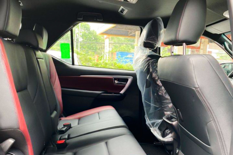 Các trang bị an toàn trên phiên bản này như: 7 túi khí, Camera 360 độ, cảm biến hỗ trợ đỗ xe, phanh ABS/EBD/BA, cân bằng điện tử VSC, kiểm soát lực kéo TRC, hỗ trợ khởi hành ngang dốc/xuống dốc,... Đáng tiếc là bản 2.4 Legender không có gói Toyota Safety Sense mà trên các phiên bản 2.8 mới có.