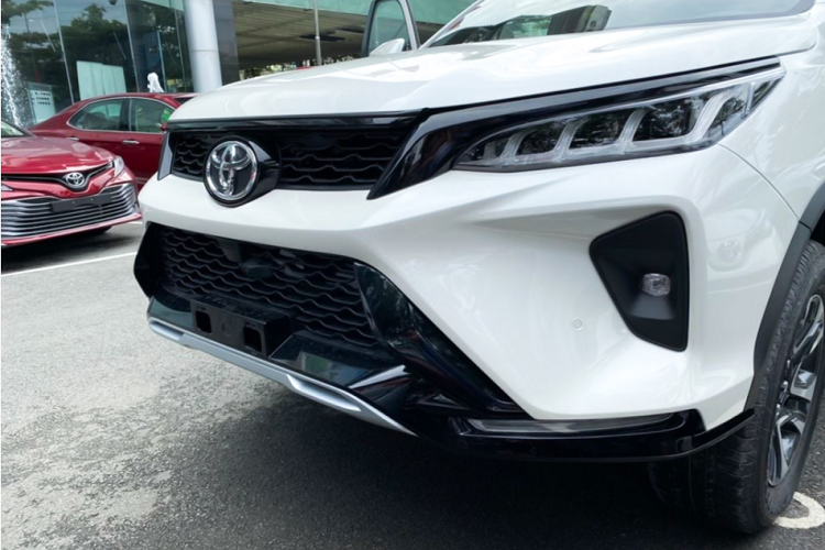 Toyota Fortuner 2021 còn được thay đổi mạnh về kiểu dáng và nâng cấp thêm trang bị tiện nghi, an toàn và hỗ trợ lái khiến nó trở nên hấp dẫn hơn trong mắt khách hàng.