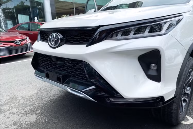 Toyota Fortuner 2021 còn được thay đổi mạnh về kiểu dáng và nâng cấp thêm trang bị tiện nghi, an toàn và hỗ trợ lái khiến nó trở nên hấp dẫn hơn trong mắt khách hàng.