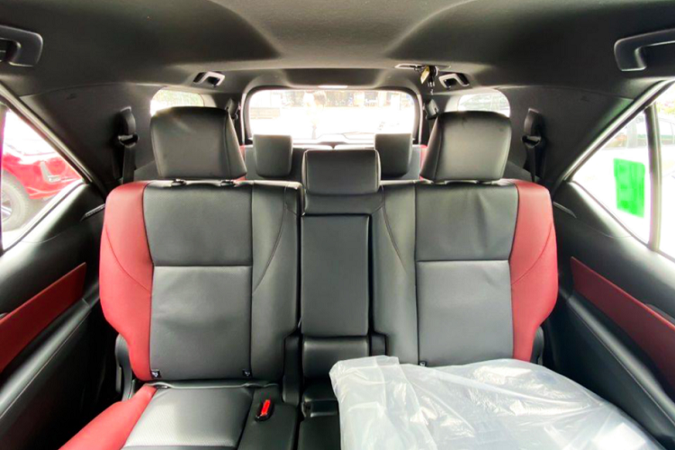 Có thể thấy, những trang bị trên Fortuner 2.4L Legender sẵn sàng thuyết phục khách hàng Việt “xuống tiền” khi mua SUV 7 chỗ cỡ trung trong tầm giá 1,2 tỷ đồng. Đây chính là phiên bản quan trọng, có sức cạnh tranh cao trong 7 phiên bản Fortuner 2021 tại Việt Nam.