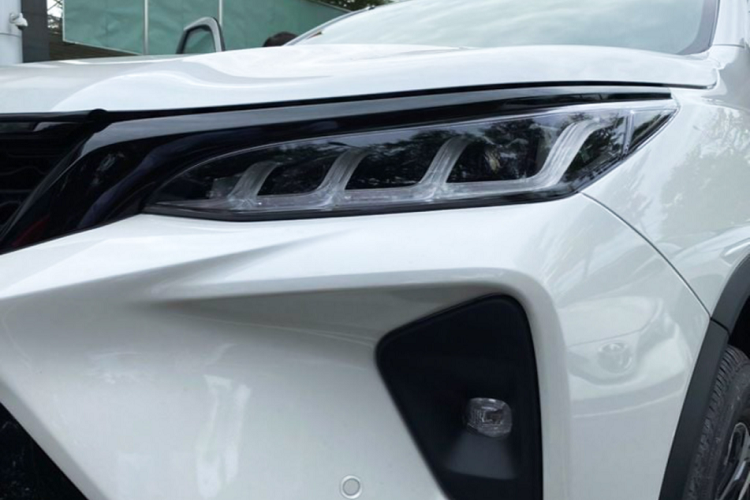 Phiên bản 2.4L Legender này sử dụng động cơ Dầu 4cyl thẳng hàng dung tích 2.4L tăng áp (2GD-FTV) cho công suất tối đa 150 mã lực tại 3.400 vòng/phút và mô-men xoắn cực đại 400 Nm tại 1.600 - 2.000 vòng/phút. Kết hợp với hộp số tự động 6 cấp (6AT) đi kèm với hệ dẫn động cầu sau (2WD).