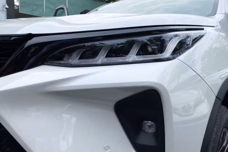 Phiên bản 2.4L Legender này sử dụng động cơ Dầu 4cyl thẳng hàng dung tích 2.4L tăng áp (2GD-FTV) cho công suất tối đa 150 mã lực tại 3.400 vòng/phút và mô-men xoắn cực đại 400 Nm tại 1.600 - 2.000 vòng/phút. Kết hợp với hộp số tự động 6 cấp (6AT) đi kèm với hệ dẫn động cầu sau (2WD).