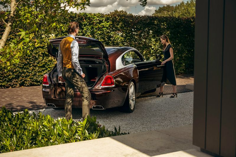 Mẫu xe siêu sang Silver Spectre sở hữu phần mái chảy dài, một cột sau dày và nhà kính độc đáo được trang trí bằng bạc satin.