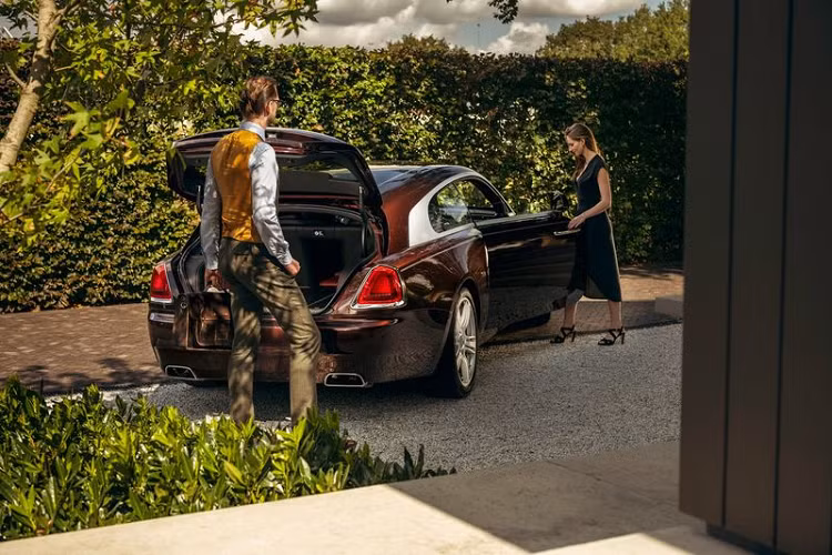 Mẫu xe siêu sang Silver Spectre sở hữu phần mái chảy dài, một cột sau dày và nhà kính độc đáo được trang trí bằng bạc satin.