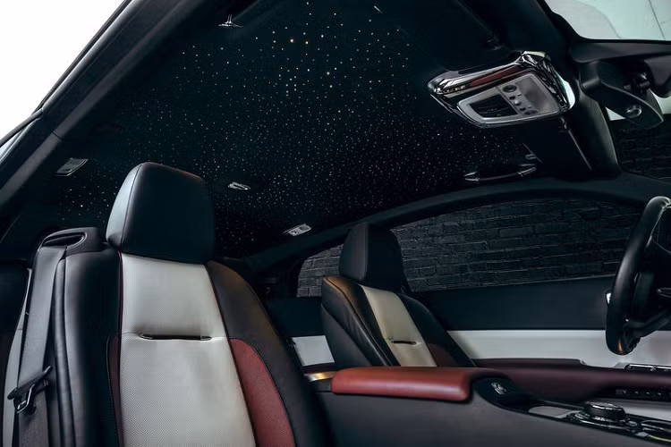 Thiết kế Shooting Brake tất nhiên cũng đã khiến cho khoang hành lý của xe thay đổi, khu vực này được bọc da và có các túi đựng đồ ở hai bên. Ngoài ra, Shooting Brake còn sở hữu hai ghế sau riêng biệt, với khoảng duỗi chân siêu rộng rãi.