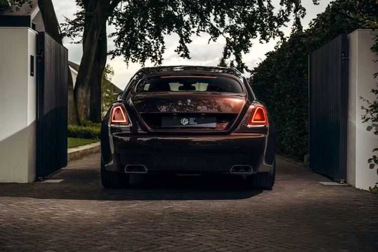 Di chuyển vào trong cabin, Silver Spectre được trang bị lót trần “Infinity Starlight” (bầu trời sao vô cực) gồm gần 2.000 đèn chiếu sáng, được gắn thủ công trong hàng chục giờ. Đặc biệt, các đèn sẽ mờ dần về sau tạo hiệu ứng một bầu trời đầy sao vô tận thực sự.