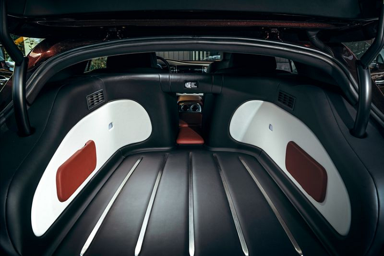 Sức mạnh của Silver Spectre Shooting Brake vẫn đến từ khối động cơ tăng áp kép V12 6.6L của Wraith, nhưng đã được nâng cấp để sản sinh công suất 690 mã lực và mô-men xoắn cực đại 900Nm.