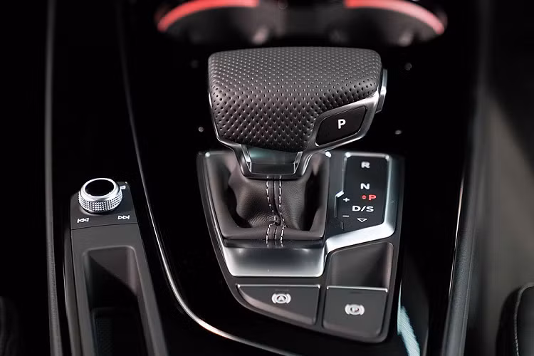 Hệ thống hybrid nhẹ giúp việc tăng tốc mượt mà hơn, đồng thời động cơ khởi động êm ái hơn. Hệ thống treo thể thao hoạt động kết hợp với hệ dẫn động 4 bánh Quattro, với công nghệ phân phối mô-men xoắn tự do đến cả 4 bánh xe trong thời gian ngắn.