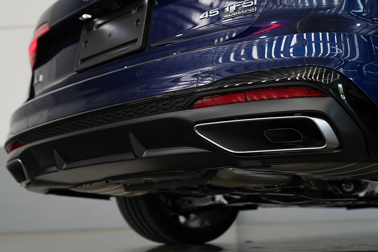 Ốp ống xả hình thang, dưới cản sau là bộ khuếch tán thể thao.