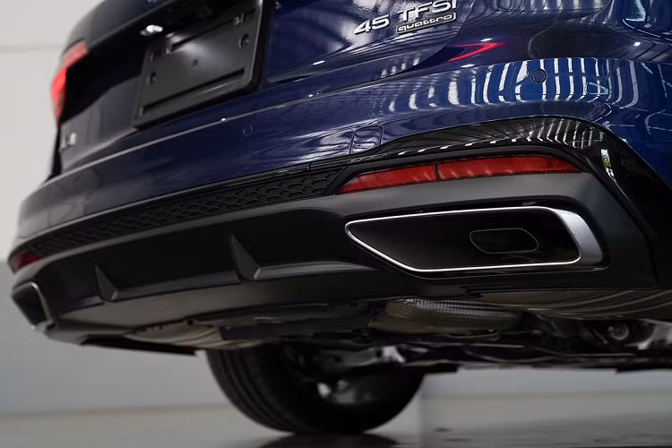 Ốp ống xả hình thang, dưới cản sau là bộ khuếch tán thể thao.