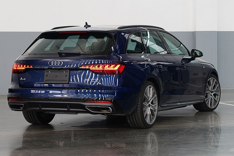 Trong khi đó, phiên bản Audi A4 Avant 40 TFSI S line có giá thấp hơn - ở mức 2,499 triệu baht (tương đương 1,86 tỷ đồng). Xe có 3 tùy chọn màu ngoại thất gồm trắng, đen và xám.