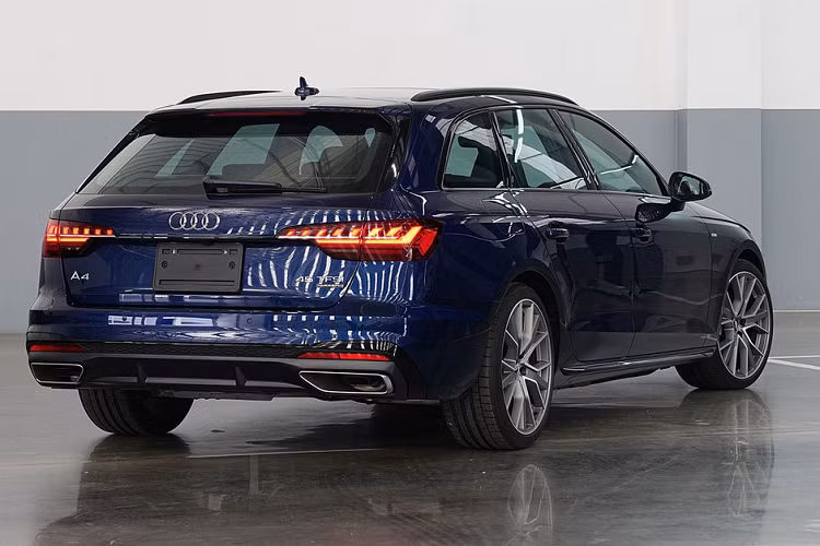 Trong khi đó, phiên bản Audi A4 Avant 40 TFSI S line có giá thấp hơn - ở mức 2,499 triệu baht (tương đương 1,86 tỷ đồng). Xe có 3 tùy chọn màu ngoại thất gồm trắng, đen và xám.