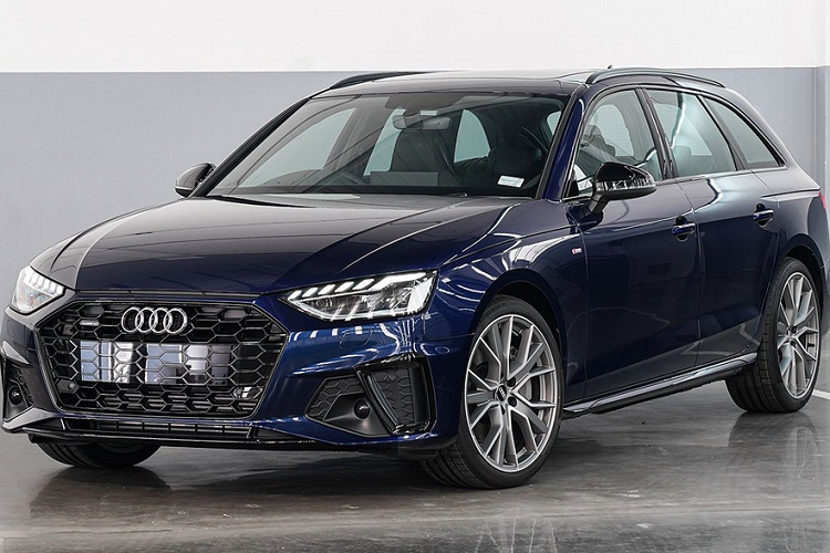 Audi Thái Lan vừa cho ra mắt mẫu wagon hạng sang A4 Avant facelift. Xe được phân phối 2 phiên bản gồm 45 TFSI Quattro S line Black Edition và 40 TFSI S line. Được biết, phiên bản Audi A4 Avant mới là 45 TFSI Quattro S line Black Edition sẽ mở bán trước.