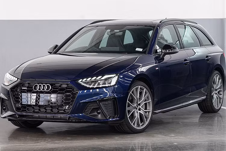 Audi Thái Lan vừa cho ra mắt mẫu wagon hạng sang A4 Avant facelift. Xe được phân phối 2 phiên bản gồm 45 TFSI Quattro S line Black Edition và 40 TFSI S line. Được biết, phiên bản Audi A4 Avant mới là 45 TFSI Quattro S line Black Edition sẽ mở bán trước.
