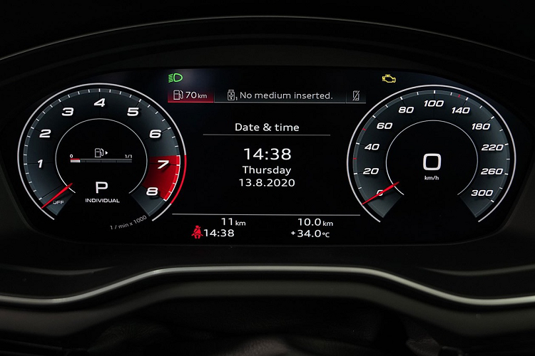 Hệ thống thông tin giải trí gồm màn hình cảm ứng 8,8 inch, dàn âm thanh Bang &amp; Olufsen cao cấp cho hiệu ứng âm thanh vòm. Ghế ngồi S Sport có thiết kế thể thao, bọc da Nappa với các đường chỉ khâu họa tiết kim cương.