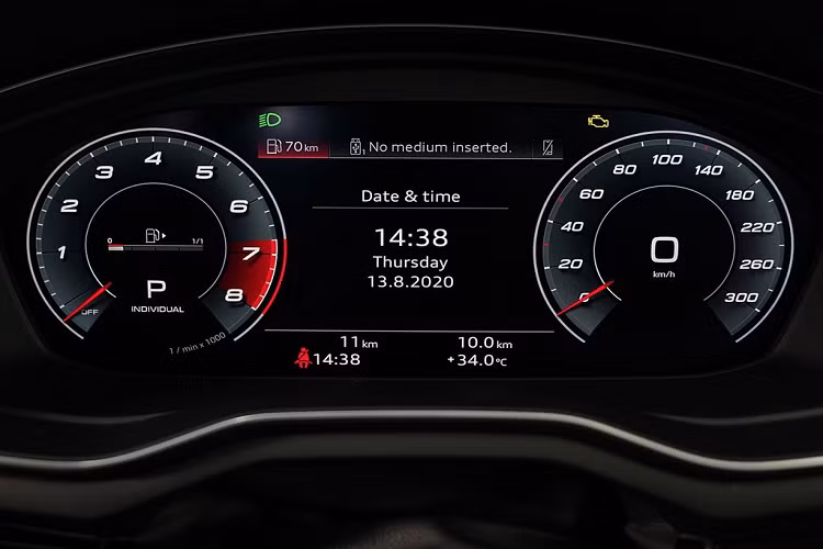 Hệ thống thông tin giải trí gồm màn hình cảm ứng 8,8 inch, dàn âm thanh Bang &amp; Olufsen cao cấp cho hiệu ứng âm thanh vòm. Ghế ngồi S Sport có thiết kế thể thao, bọc da Nappa với các đường chỉ khâu họa tiết kim cương.