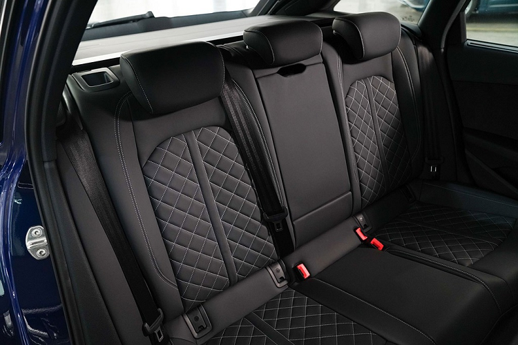 Giá xe Audi A4 Avant 45 TFSI Quattro S line Black Edition bán ra từ3,399 triệu baht (tương đương 2,527 tỷ đồng). Xe có 5 tùy chọn màu sắc gồm trắng, đen, xám, đỏ và xanh. 