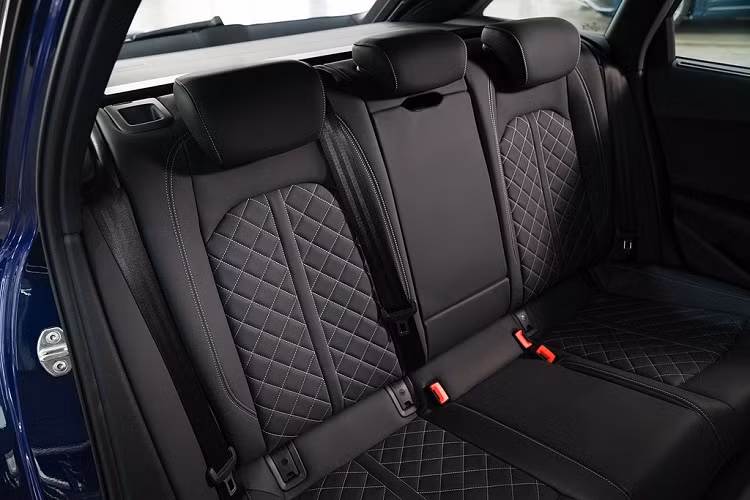 Giá xe Audi A4 Avant 45 TFSI Quattro S line Black Edition bán ra từ3,399 triệu baht (tương đương 2,527 tỷ đồng). Xe có 5 tùy chọn màu sắc gồm trắng, đen, xám, đỏ và xanh. 