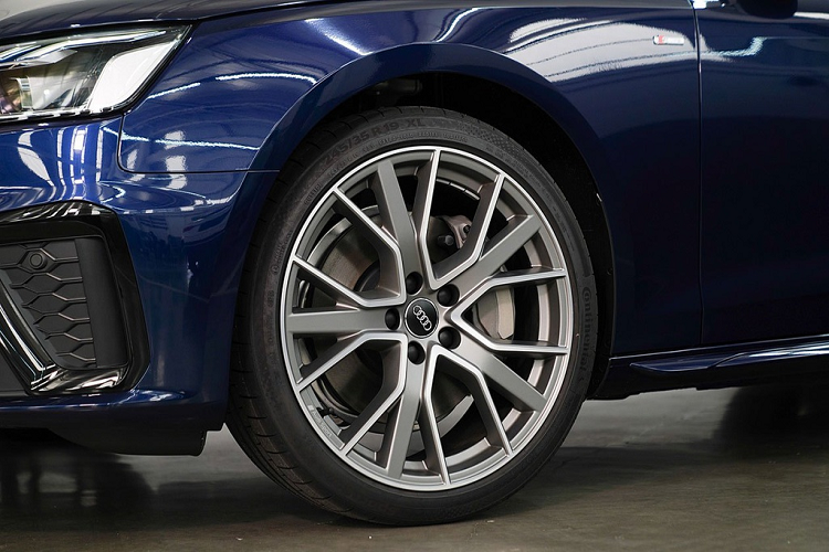 Audi A4 Avant 45 TFSI Quattro S line Black Edition sở hữu bộ mâm hợp kim 19 inch thiết kế mới, giống với Audi Q7 Black Edition và A6 Avant đã ra mắt trước đó.