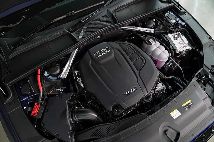 Audi A4 Avant nâng cấp được trang bị hệ thống động cơ mild-hybrid. Sức mạnh của xe đến từ động cơ xăng 2.0L TFSI 4 xy-lanh, kết hợp với mô-tơ điện, cho công suất 249 mã lực tại 5.000-6.000 vòng/phút, mô-men xoắn 370 Nm tại 1.600-4.500 vòng/phút. Hệ thống động cơ này đi kèm hộp số tự động 7 cấp S Tronic.