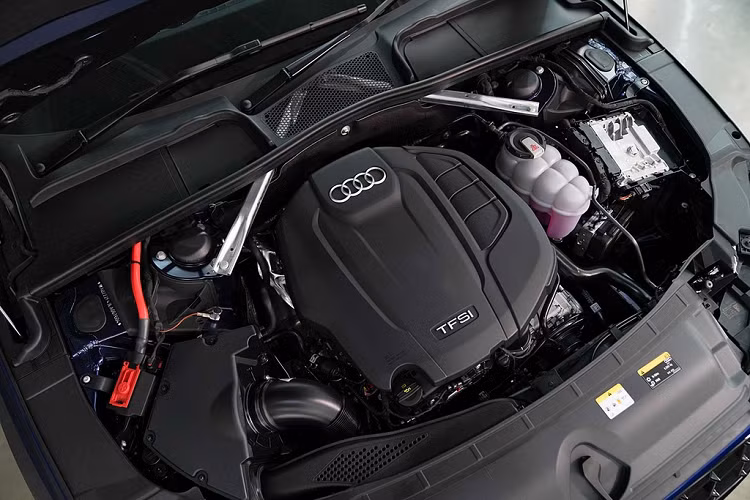 Audi A4 Avant nâng cấp được trang bị hệ thống động cơ mild-hybrid. Sức mạnh của xe đến từ động cơ xăng 2.0L TFSI 4 xy-lanh, kết hợp với mô-tơ điện, cho công suất 249 mã lực tại 5.000-6.000 vòng/phút, mô-men xoắn 370 Nm tại 1.600-4.500 vòng/phút. Hệ thống động cơ này đi kèm hộp số tự động 7 cấp S Tronic.