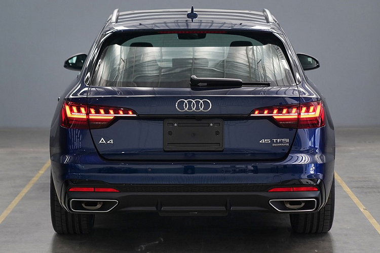 Ở phiên bản nâng cấp này, Audi A4 Avant 2021 mới được tinh chỉnh một số chi tiết ở ngoại thất, bao gồm gói phụ kiện S line Black Edition. Cụm đèn trước dạng LED thiết kế mới, lưới tản nhiệt dạng tổ ong, hốc gió 5 cạnh lớn hơn với viền đen xung quanh, tách biệt với hốc đèn sương mù.