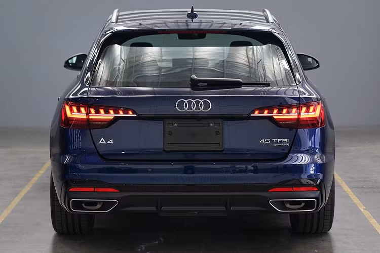 Ở phiên bản nâng cấp này, Audi A4 Avant 2021 mới được tinh chỉnh một số chi tiết ở ngoại thất, bao gồm gói phụ kiện S line Black Edition. Cụm đèn trước dạng LED thiết kế mới, lưới tản nhiệt dạng tổ ong, hốc gió 5 cạnh lớn hơn với viền đen xung quanh, tách biệt với hốc đèn sương mù.