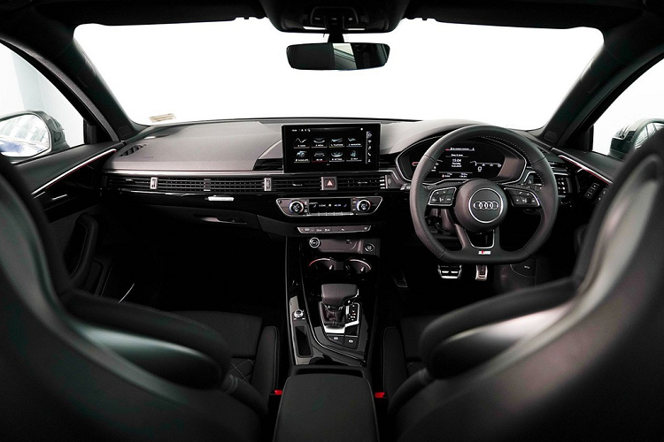 Nội thất cũng được nâng cấp với vật liệu mới, đồng thời không gian cũng mở rộng hơn. Xe trang bị buồng lái ảo kỹ thuật số Virtual Cockpit với màn hình đồng hồ 12,3 inch, có 3 kiểu hiển thị và chức năng kết nối với điện thoại.