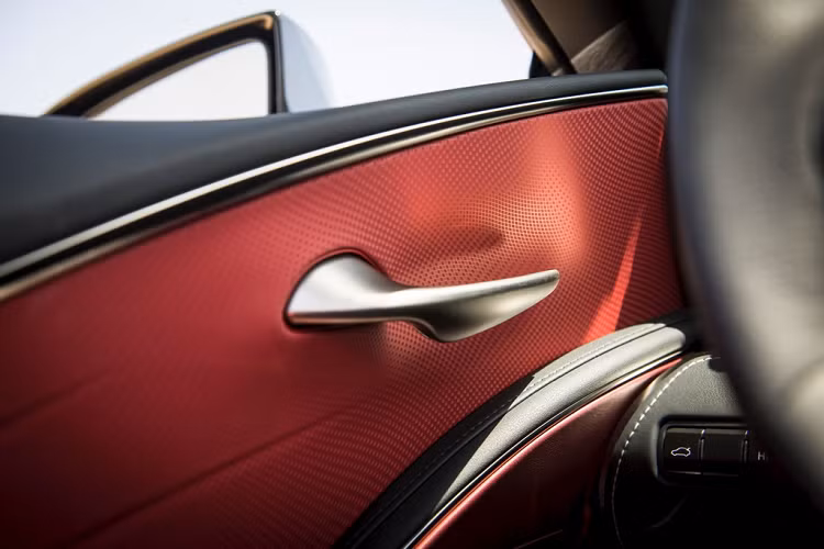 Chỉ 100 chiếc LC 500 Convertible Inspiration Series được sản xuất, sơn màu Structural Blue độc quyền, nội thất bọc da Amalfi White, mui mềm sơn màu Marine, và nhiều tùy chọn khác. Tại thị trường Mỹ, LC 500 Convertible Inspiration Series sẽ có giá từ 119.800 USD, chưa gồm phí giao xe 1.025 USD.