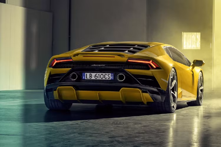 Phần thân xe được làm bằng vật liệu tổng hợp giữa resin, nhôm và sợi carbon nhằm đạt đến độ vững chãi cần thiết cũng như giảm khối lượng cho xe chỉ còn 1.389 kg. Lamborghini sẽ bắt đầu giao xe đến các đại lý và khách hàng ngay trong đầu năm nay. Giá xe Lamborghini Huracan EVO phiên bản cầu sau khởi điểm sẽ bắt đầu từ 208.571 USD tại thị trường Mỹ và 159.443 USD tại Châu Âu.