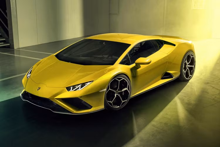 Ở phiên bản nâng cấp này, chiếc siêu xe Lamborghini Huracan EVO cầu sau sở hữu nhiều chi tiết ngoại hình được nâng cấp giúp nó trở nên khác biệt với phiên bản trước cũng như Huracan EVO thông thường.