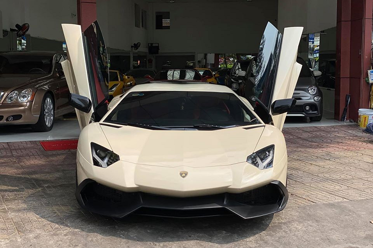 Cụ thể chủ nhân của siêu xe Lamborghini Aventador LP700-4 ở Bạc Liêu vẫn quyết định cho "vợ 2" lên Sài thành để làm đẹp, với việc thay lại dàn áo mới giúp cho chiếc xe ấn tượng hơn.