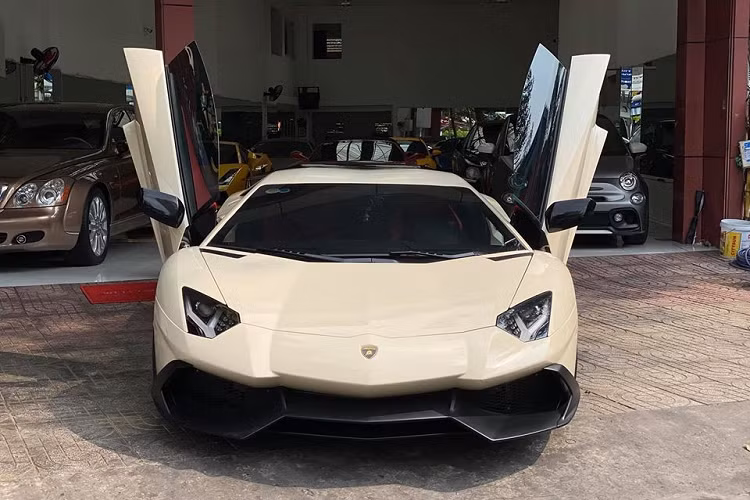 Cụ thể chủ nhân của siêu xe Lamborghini Aventador LP700-4 ở Bạc Liêu vẫn quyết định cho "vợ 2" lên Sài thành để làm đẹp, với việc thay lại dàn áo mới giúp cho chiếc xe ấn tượng hơn.