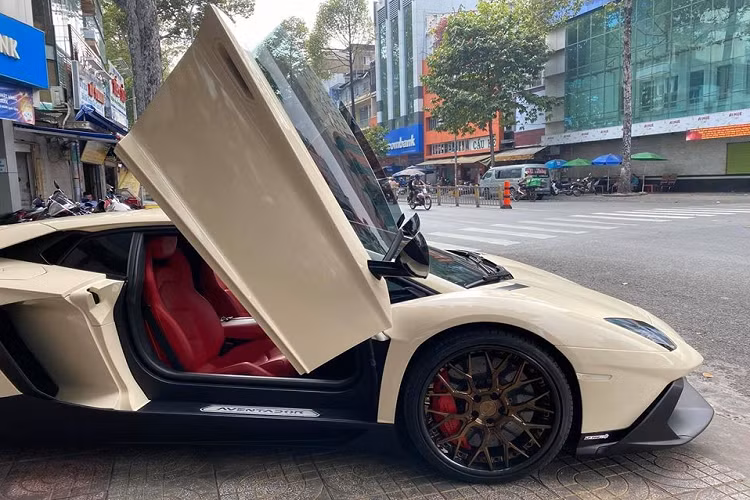 Tạo điểm nhấn cho bộ áo màu trắng ngà mới thay áo bằng đề-can của siêu xe Lamborghini Aventador LP700-4 độ LP720-4 50º Anniversario còn có bộ body kit bản giới hạn màu đen nhám, vỏ gương khoác áo màu đen hay phải kể đến bộ mâm mới đến từ thương hiệu Avant Garde của Mỹ.
