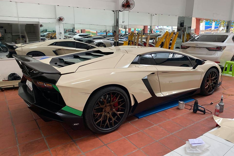 Quá trình thay áo cho chiếc siêu xe Lamborghini Aventador LP700-4 độ body kit bản giới hạn LP720-4 50º Anniversario - độc nhất vô nhị tại Việt Nam của "công tử Bạc Liêu" được thực hiện trong vòng hơn 3 ngày.