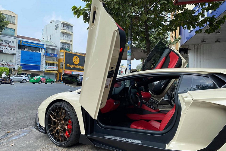 Giá xe Lamborghini Aventador LP700-4 khoảng hơn 20 tỷ đồng tại Việt Nam, chiếc xe này ngoài độ body kit Lamborghini Aventador LP720-4 50º Anniversario thì nó không có nâng cấp nào ở động cơ. Xe vẫn sở hữu khối động cơ V12, dung tích 6.5 lít, sản sinh công suất tối đa 700 mã lực và mô-men xoắn cực đại 690 Nm.
