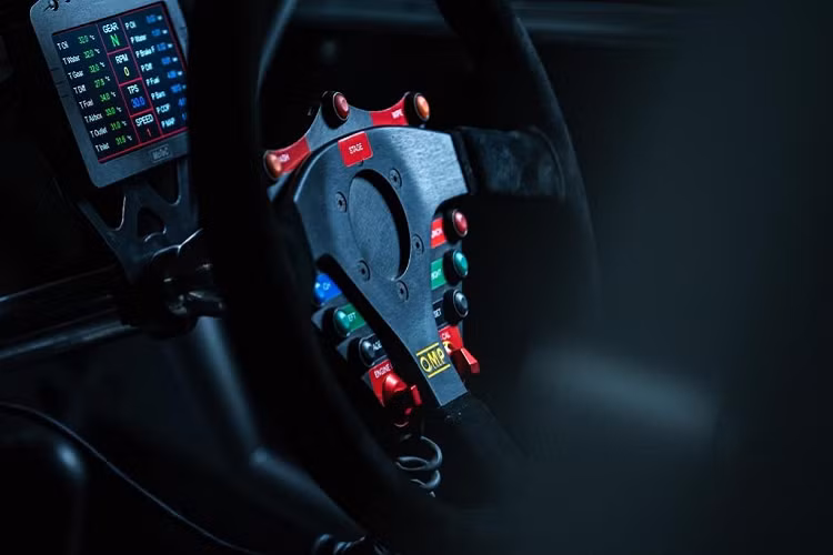 Để giảm khối lượng, kết cấu 7 chỗ ngồi của Xpander được loại bỏ. Thay vào đó là 2 ghế đua ôm sát người, dây an toàn 6 điểm, vô-lăng OMP, phanh tay thủy lực và hệ thống thanh gia cố kim loại.