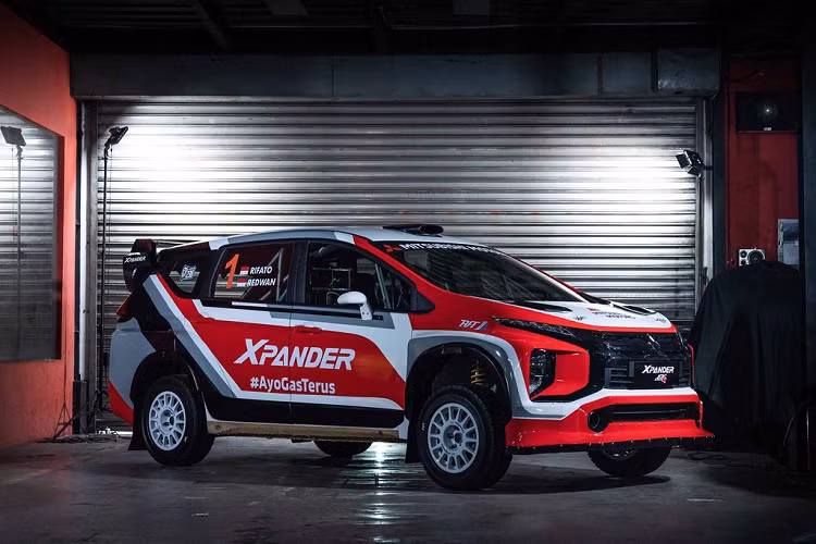 Mẫu xe được nhắm đến là chiếc Mitsubishi Xpander AP4 địa hình, thuộc biên chế của đội đua Xpander Rally Team. Được phát triển bởi Ralliart New Zealand, Xpander AP4 thuộc nhóm xe đua R5 của FIA. R5 là nhóm xe đua được phát triển từ xe thương mại và sử dụng động cơ 1.6L.