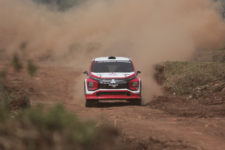 Sức mạnh được truyền đến 4 bánh xe qua hộp số tuần tự 6 cấp Sadev. Hệ thống treo của xe là loại có thể điều chỉnh độ nén/nẩy nhanh hoặc chậm, tùy vào điều kiện mặt đường.