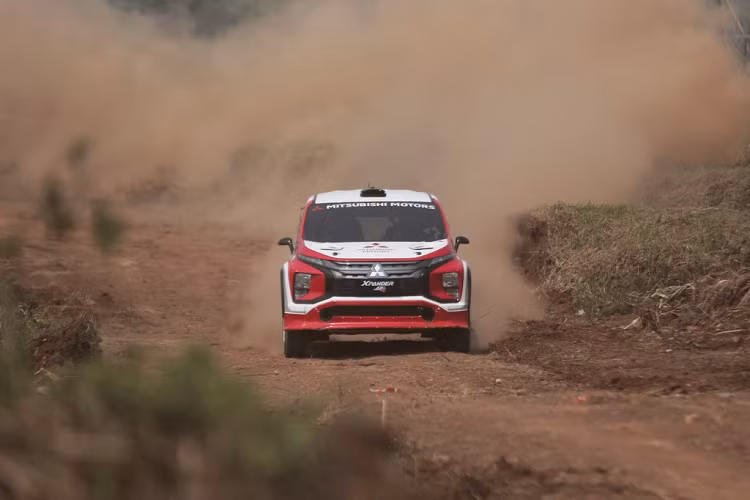 Sức mạnh được truyền đến 4 bánh xe qua hộp số tuần tự 6 cấp Sadev. Hệ thống treo của xe là loại có thể điều chỉnh độ nén/nẩy nhanh hoặc chậm, tùy vào điều kiện mặt đường.