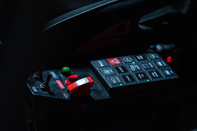 Bên trong thân hình Xpander là động cơ và hệ dẫn động 4 bánh của Lancer Evolution X. Động cơ 4B11 tăng áp 4 xy-lanh 2.0L của Lancer Evo X đã được giảm dung tích còn 1.6L để phù hợp với chuẩn R5. Dù giảm dung tích, động cơ này vẫn được các kỹ sư tinh chỉnh để cho ra sức mạnh 350 mã lực và mô-men xoắn 556 Nm. Nguyên bản, động cơ 2.0L của Lancer Evo X chỉ cho ra công suất 276 mã lực.