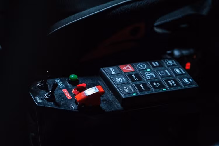 Bên trong thân hình Xpander là động cơ và hệ dẫn động 4 bánh của Lancer Evolution X. Động cơ 4B11 tăng áp 4 xy-lanh 2.0L của Lancer Evo X đã được giảm dung tích còn 1.6L để phù hợp với chuẩn R5. Dù giảm dung tích, động cơ này vẫn được các kỹ sư tinh chỉnh để cho ra sức mạnh 350 mã lực và mô-men xoắn 556 Nm. Nguyên bản, động cơ 2.0L của Lancer Evo X chỉ cho ra công suất 276 mã lực.