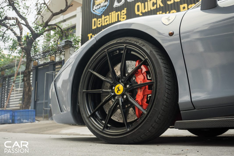 Cuối cùng, gói độ của SVR mang đến cho “siêu ngựa” 488 GTB một cánh gió sau dạng ducktail có thiết kế khá ấn tượng và hốc đèn hậu được ốp sợi carbon. Tuy được hãng xe Ý nâng cấp công suất so với thế hệ đàn anh 458 Italia, âm thanh phát ra từ khối động cơ tăng áp kép lại được đánh giá có phần kém uy lực hơn.