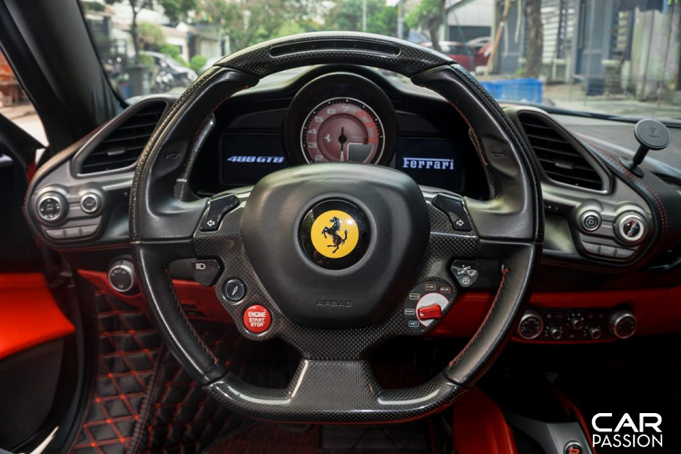 Ferrari 488 GTB tăng tốc từ 0-100 km/h trong vòng 3 giây, mất 8,7 giây để chạm ngưỡng 200 km/h, trước khi đạt tốc độ tối đa 325 km/h. Nhờ bộ bodykit và hệ thống ống xả được độ thêm, hiệu năng vận hành của “siêu ngựa” chắc chắn sẽ được cải thiện đáng kể, đồng thời mang lại cho xe một vẻ ngoài hầm hố hơn, mang đậm dấu ấn của chủ nhân.